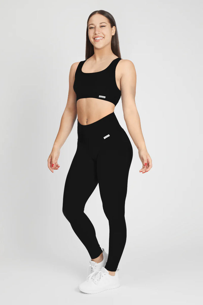 Juodas sportinis kostiumelis