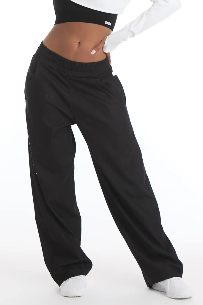 Juodos kelnes laisvalaikiui moterims