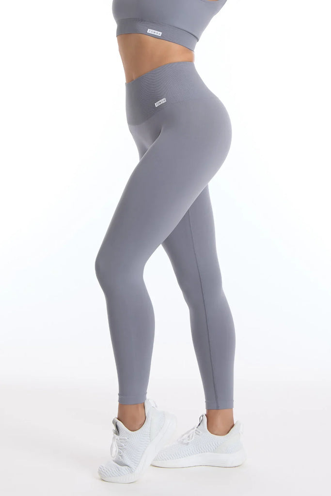 Tamprės aukštu liemeniu pilkos